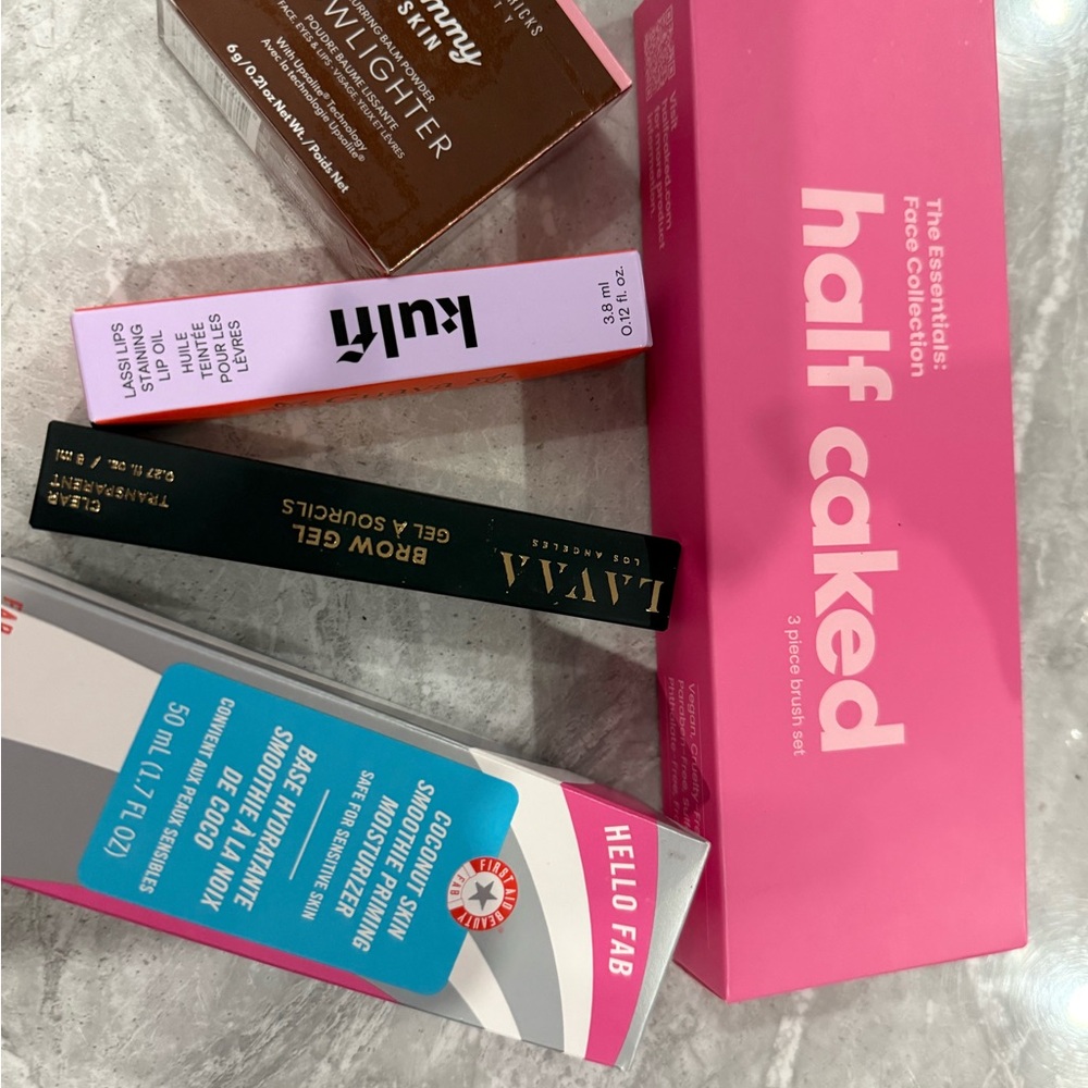 •	Makeup Bundle – Mixed Brands, New  Items